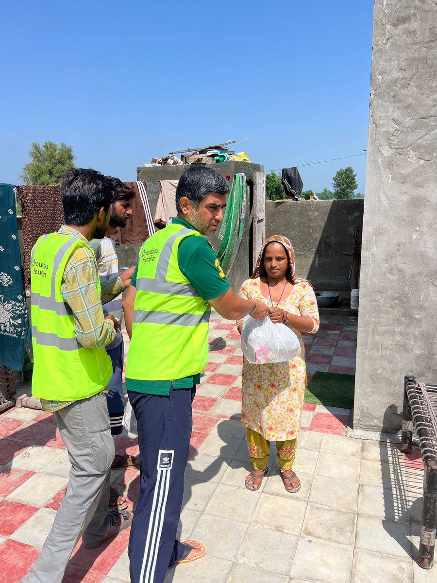 SRKUniverse's tweet photo. A Star Who Spreads Light, and a Foundation That Spreads Hope 💙 Like Star, Like Foundation – SRK��s Meer Foundation Joins Hands With Local NGOs To Aid 1,500 Punjab Families Affected by Floods .. Relief Kits Including Medicines, Food, Mosquito Nets, Mattresses, and Essentials Are Being Distributed Across Amritsar, Patiala, Fazilka, and Firozpur - Bringing Care, Dignity, and Hope ❤️

@iamsrk @MeerFoundation #ShahRukhKhan #SRK #KingKhan #Baadshah #KING #SRKUniverse