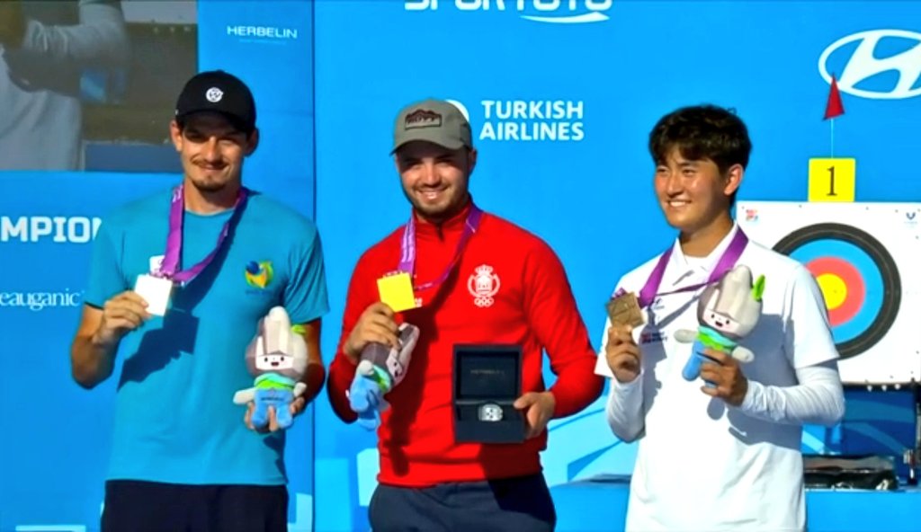 Deportes_rne's tweet image. 🥇OTRO ORO EN TIRO CON ARCO @RFETA 

🎯¡Andrés Temiño es el nuevo CAMPEÓN DEL MUNDO de ARCO RECURVO MASCULINO! 

💪Logra la medalla tras imponerse a Marcus D'Almeida en la flecha de desempate

¡Enhorabuena, campeón! 
#WACGwangju25
#TeamRFETA #TiroConArco