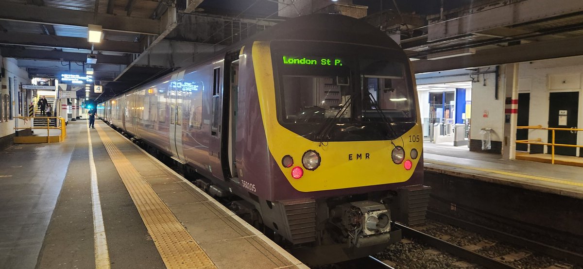 thesatnav89's tweet photo. #360thursday my unit from yesterday morning turn 360105 sits at Luton on the 1h00 0528 off Luton started at corby at 0435 https://t.co/FP70W9KVyc