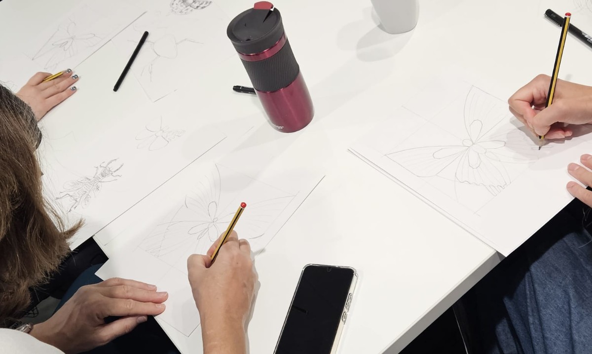 RoyEntSoc's tweet image. It's the final day of #Ento25 and our workshops on #InsectDrawing and #InsectIdentification are in full swing 🐞

We have @EmilyCarterLdn this morning for a creative #InsectArt workshop &amp;amp; @thiswordistaken @NHM_London &amp;amp; RES Editors showing delegates how to use #IdentificationKeys.