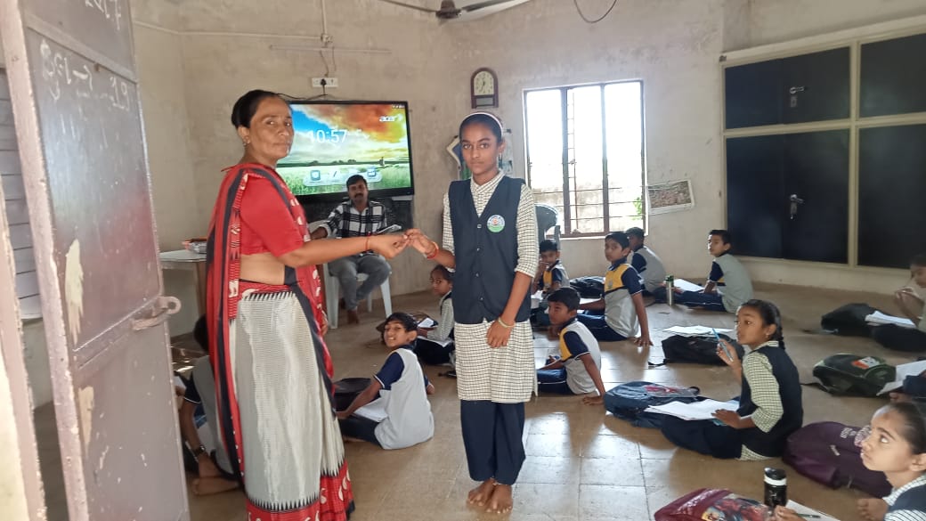 કૃમિ મુકત બાળક....તંદુરસ્ત બાળક"
આજ રોજ  રાષ્ટ્રીય કૃમિનાશક દિવસ અંતર્ગત પ્રાથમિક આરોગ્ય કેન્દ્ર અમરાપુર ના આયુષ્માન આરોગ્ય મંદિર દુધાળા  દ્વારા શાળામાં બાળકોને આલ્બેન્ડાઝોલ ની ગોળી ખવડાવવામાં આવી અને તેનું મહત્વ સમજાવેલ..
<a href="/TeamHealthMalia/">Team Health Malia_Junagadh</a> 
<a href="/PHCAMRAPURGIR/">PHC AMRAPUR</a>