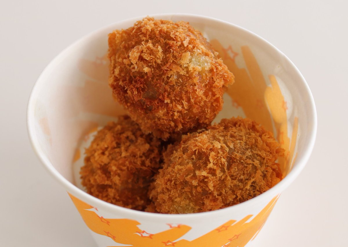 まもなく、いも煮シーズン到来❗「いも煮」販売開始と同日（9月12日）に、秋期間限定の「いも煮コロッケ」の販売を開始します‼いも煮の具材が入り、里芋の食感を残したひとくちサイズのかわいいボール状のコロッケ😋10：00からフードコーナーで販売します😃