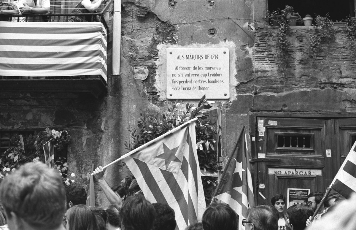 Al fossar de les Moreres no s'hi enterra cap traïdor; fins perdent nostres banderes serà l'urna de l'honor! 

Als màrtirs de 1714