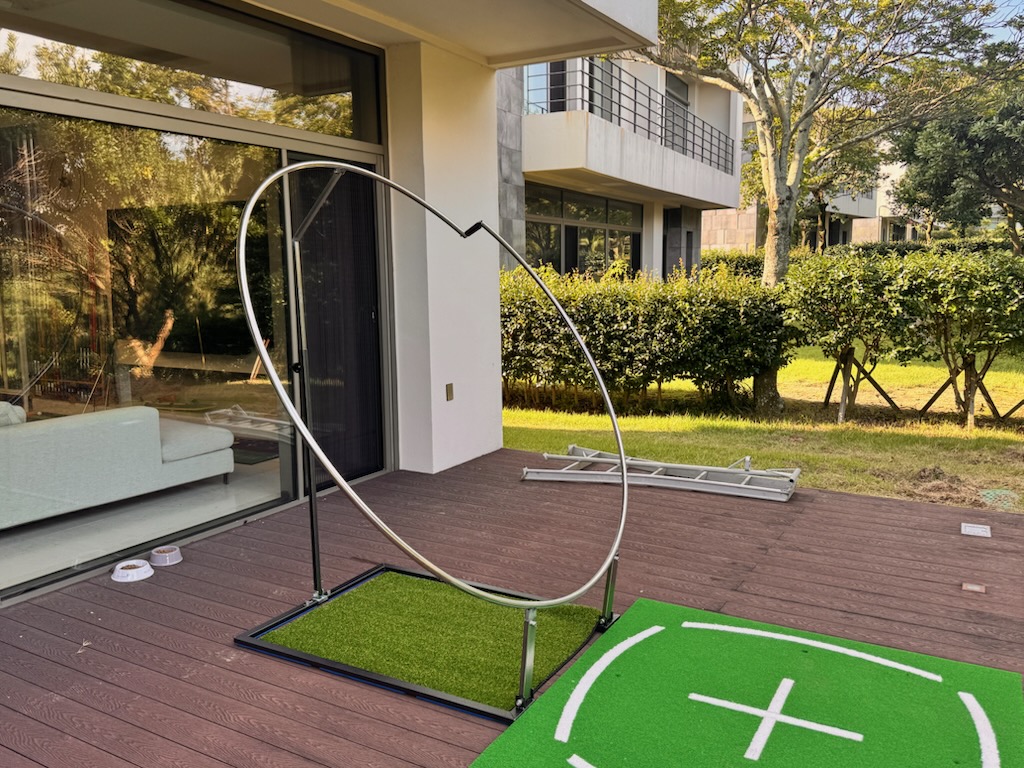 Proswing_Inc's tweet image. [ #스윙플레인2.0 ] 링에 연습채를 붙여서 직접 공을 칠수 있게 업그레이드 되었습니다.

제품문의:1899-6637
proswing.kr
#골프연습머신 제조사: 프로스윙

#공치는궤도기 #골프스윙연습기계 #골프자세 #골프스윙궤도 #드라이버연습용품 #아이언연습용품