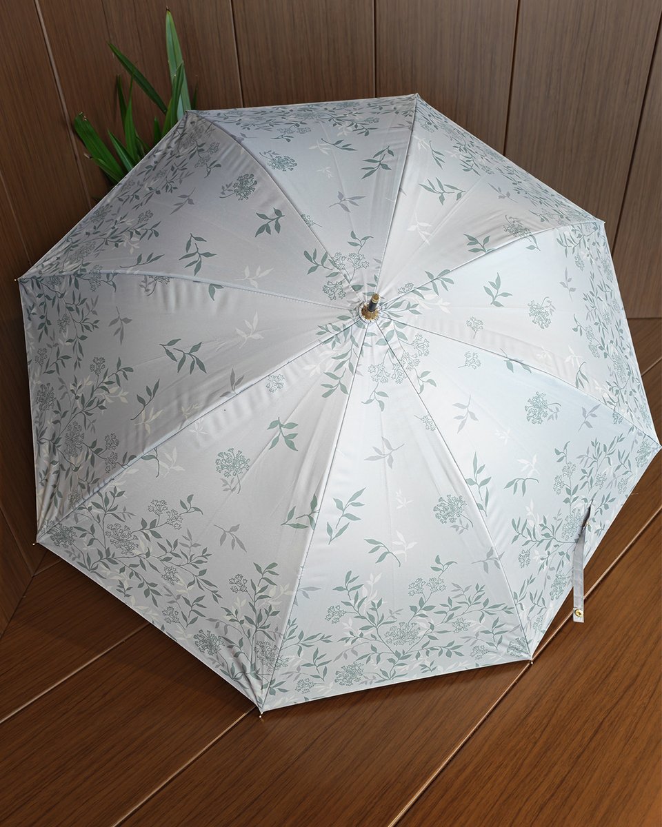 🌿竹のぬくもりを感じる長傘🌿
kumokasaの新作は、竹製手柄×竹葉プリントの上品デザイン。
100%遮光で夏の日差しも安心、雨の日も使える晴雨兼用☂️
8本骨の丈夫なつくりで、毎日のおしゃれを格上げ✨
#kumokasa #日傘 #完全遮光 #晴雨兼用 #竹製デザイン