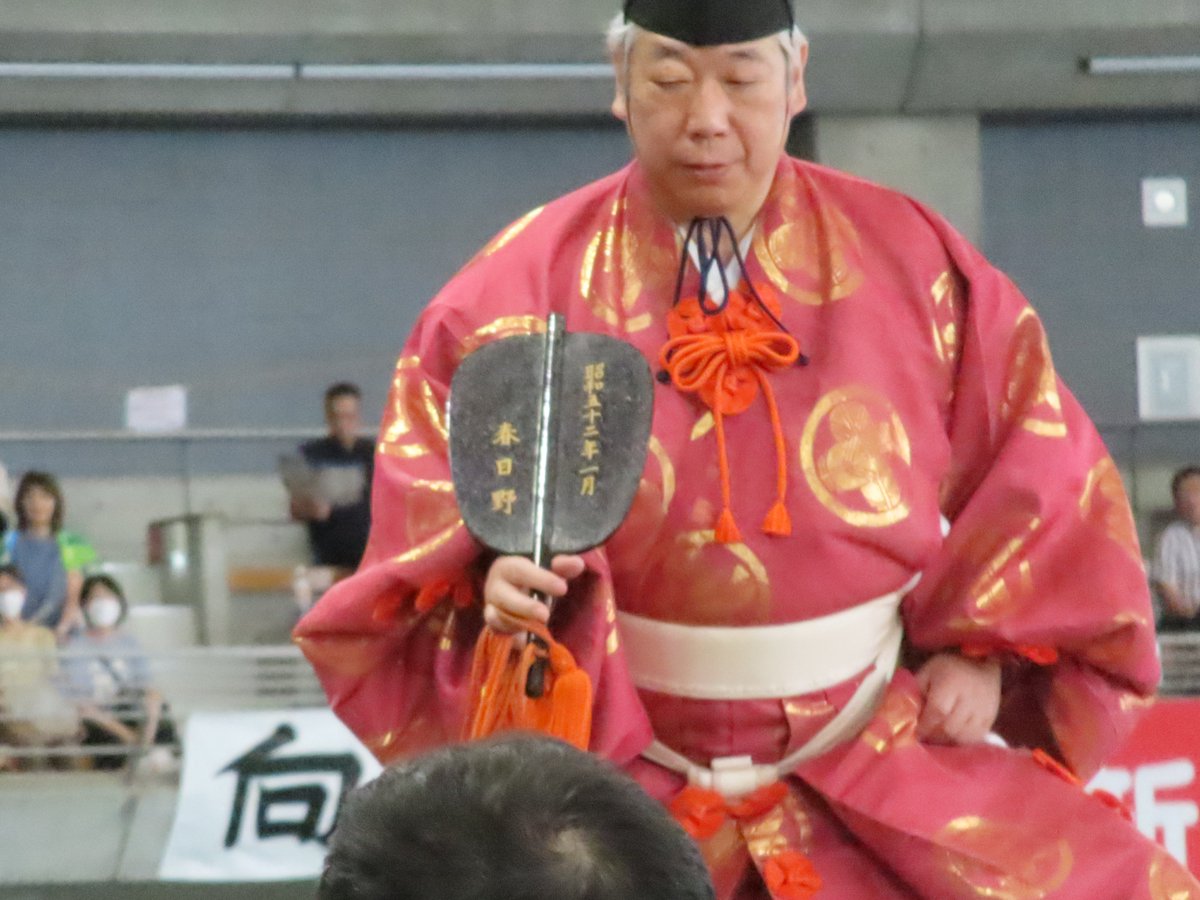 「軍配が返ったらお静かに」 そう言われても、軍配が返るって？と疑問を抱く方もいらっしゃるかと思います。 行司がぐっと腰を落として、軍配を胸の前 ...