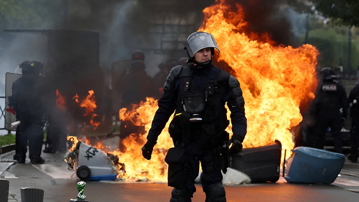 Fransa’da hayat durdu! Yüzlerce gözaltı var...
'Her şeyi durduralım' eylemleri ikinci gününde

- Gösterileri neler tetikledi, kimler katılıyor?
- Protestocuların talepleri neler?
- Fransızlar, 'her şeyi durdurmayı' başardı mı?
- Eylemler sönüp gidecek mi, şiddetlenerek artacak