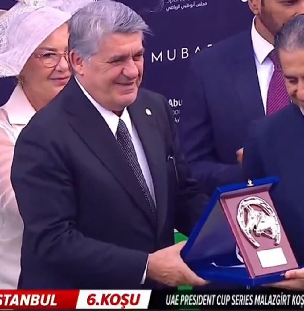 Keyfine bak, egonu tatmin etmeye devam et adalı,

Cuma 23:59 transfer dönemi bitiyor 

Ertesi gün maç var, 20:00'da tribünde görüşmek üzere... <a href="/SerdalAdali_x/">Serdal Adalı</a>