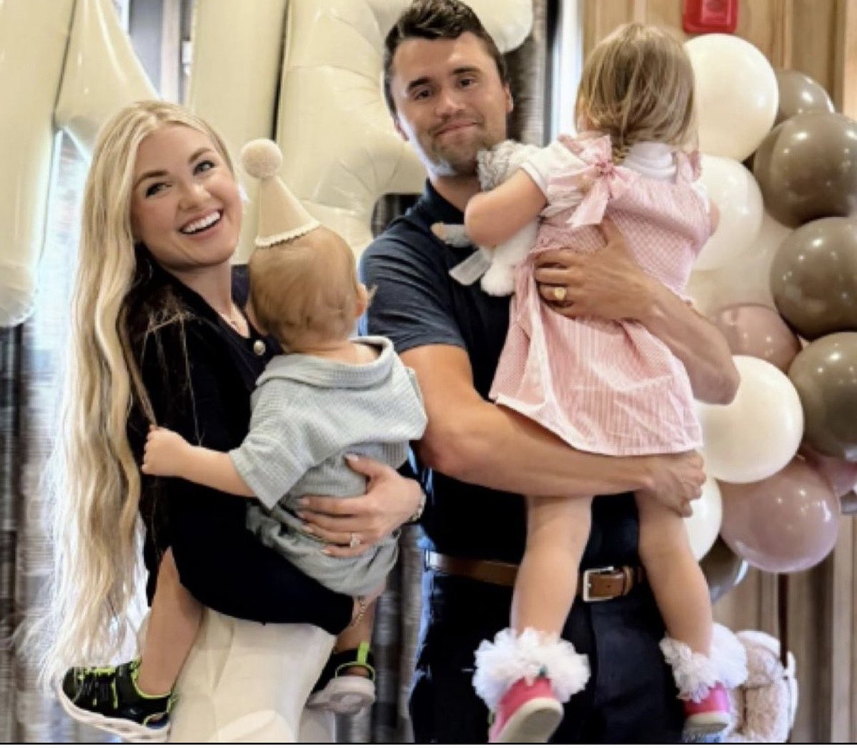 DIALOG ist die Muttersprache der Menschheit. Denn er hilft uns aus Feinden Gegner und aus Gegnern neue Freunde zu schmieden.

DIALOG ist nicht rechts oder links, sondern urmenschlich.

Hasspropaganda von links und rechts tötet diesen Urstoff für Demokratie, Freiheit und