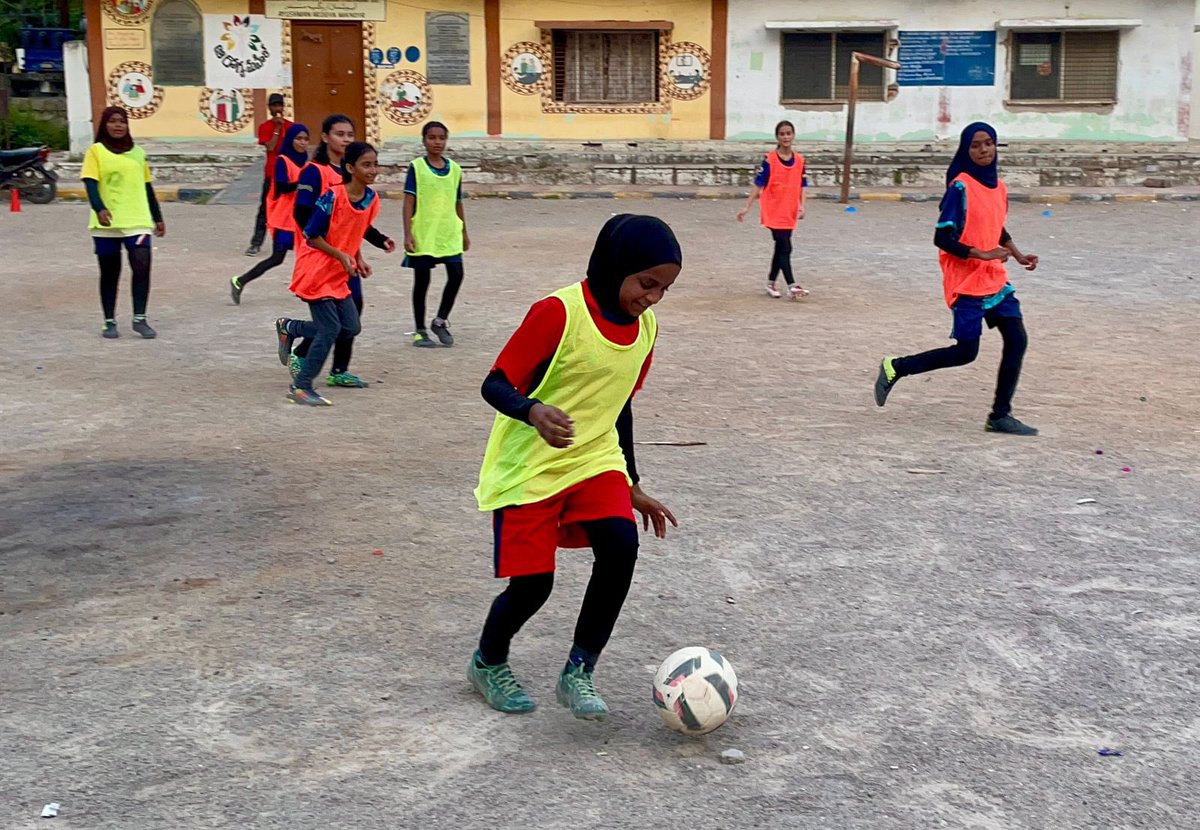AusCGBengaluru's tweet image. #Sport can contribute to #genderequality by providing a safe space for women and girls. Consul Andrew visited our #DirectAidProgram partner SAFA Society in #Hyderabad, which is teaching dozens of girls in @GHMCOnline life lessons through #football. Some great skills on display!