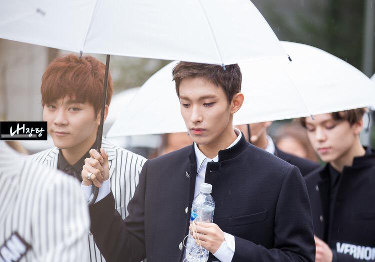 timeto__DK's tweet photo. 150911 
우리말 콘서트 출근

#도겸 #이석민 #SEVENTEEN https://t.co/YL5fzGcouH