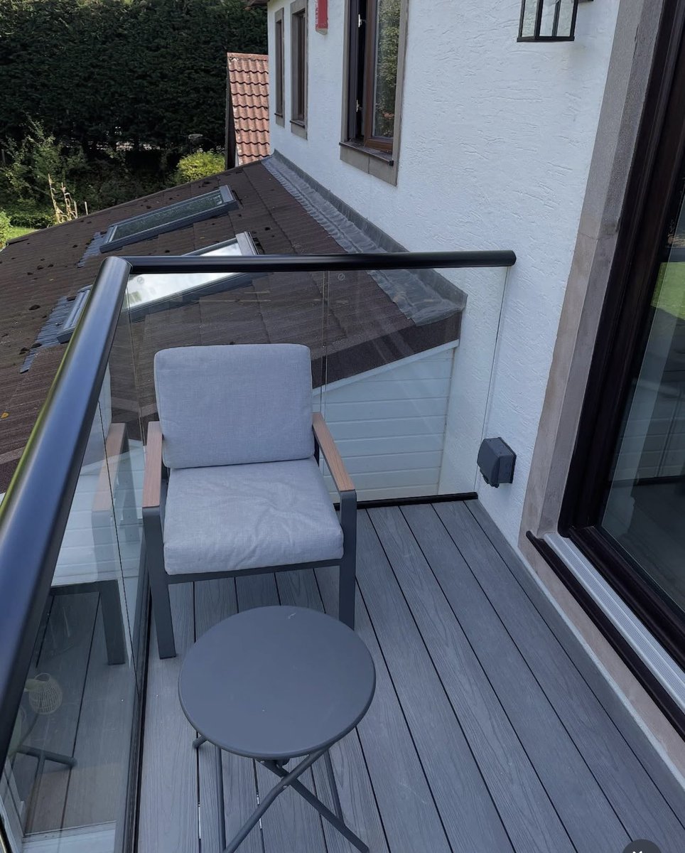 Check out this beautiful Balconette balustrade install by tjwaltoncarpentry.

Spec:
Hand rail - Aerofoil 
Colour: Jet black
Glass : 10mil Toughened