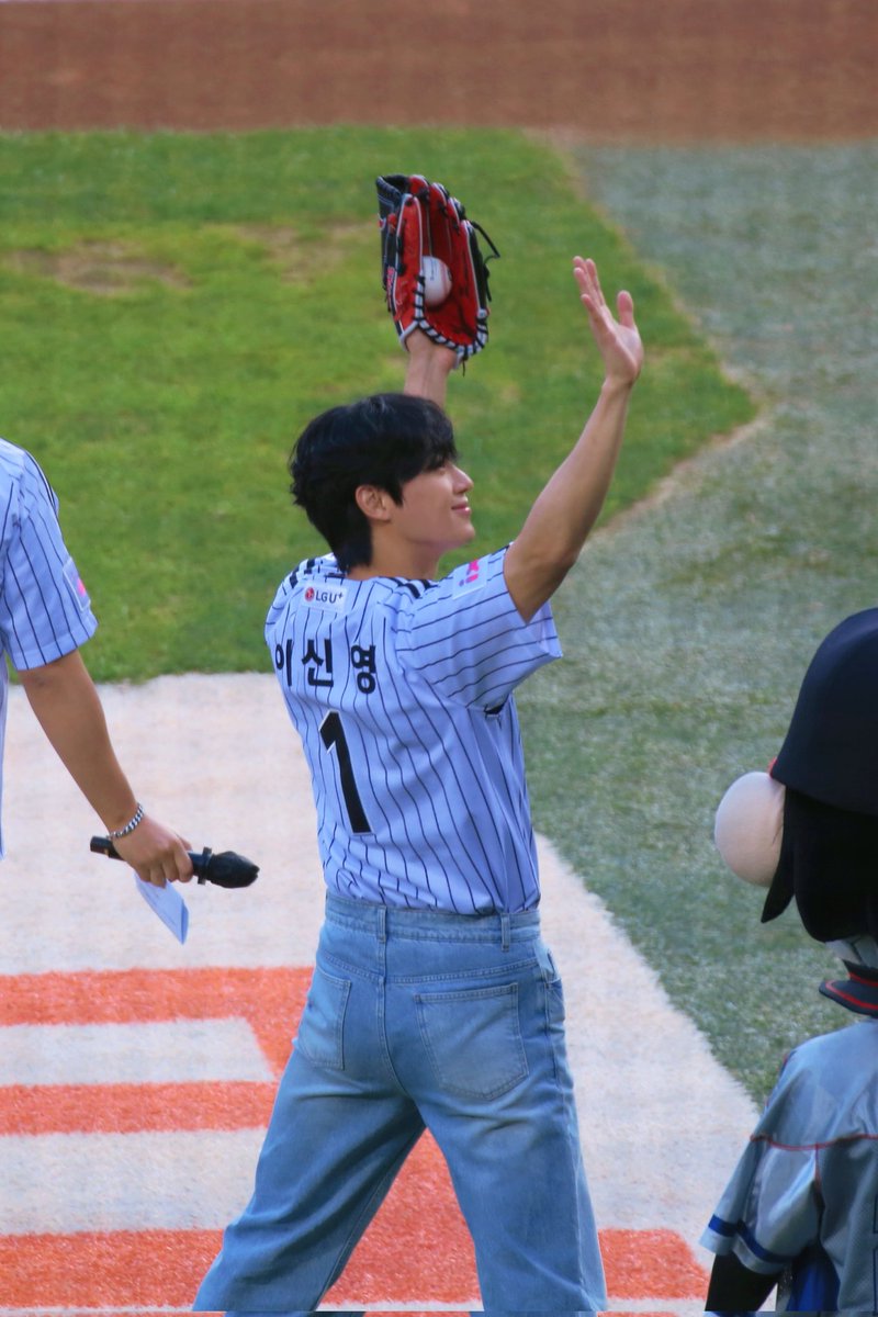 0124_eternity's tweet photo. 250911 LG 트윈스 홈경기 시구
#이신영 https://t.co/YH6JZkmA2W