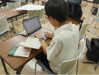 【文化祭まであと２日！！】
地歴部の今年の年間テーマは「海」です！！
私たちは毎年年間テーマに沿った部誌『青楠』の制作を行なっているほか、模造紙を作成して来場者の皆さんにわかりやすく展示しています！
是非地歴部で、海に新しい光を当ててみませんか？
＃海城　＃地歴研　＃文化祭　＃海城祭