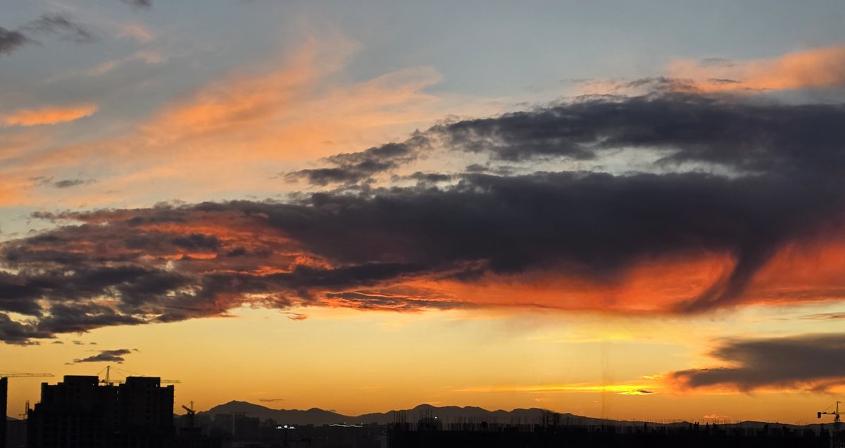 Удахгүй энэ сайхан нар жаргахыг үзэхгүй болох нь дэ