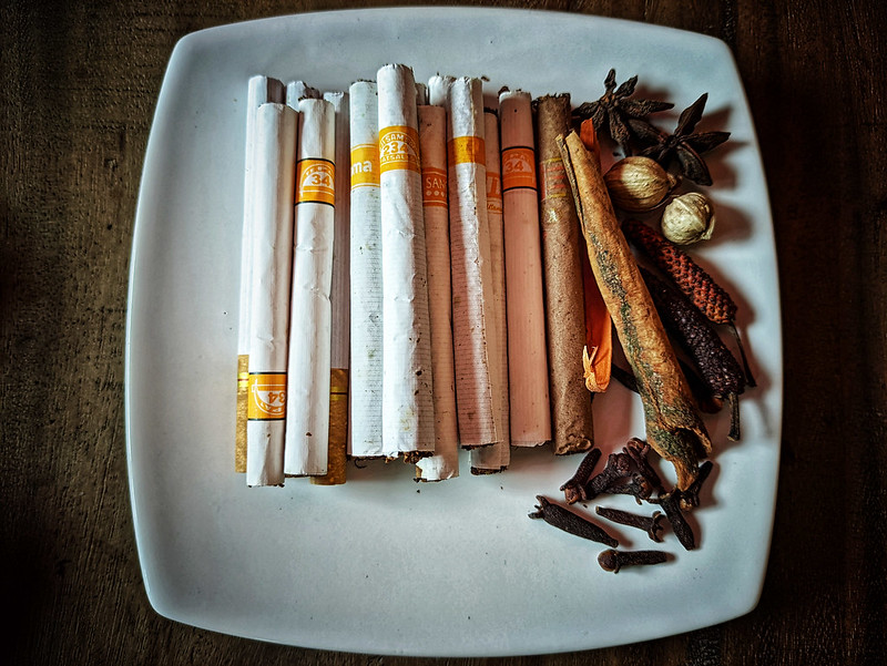 Mengapa Pintu Khusus Itu Tetap Sunyi?

Saya sering berpikir, sebuah kebijakan seperti pintu. Pemerintah, melalui aturan cukai, telah membuka pintu khusus bagi pengusaha rokok skala kecil: Sigaret Kretek Tangan (SKT) Golongan III. Aturannya lebih ringan, kenaikannya lebih kecil.