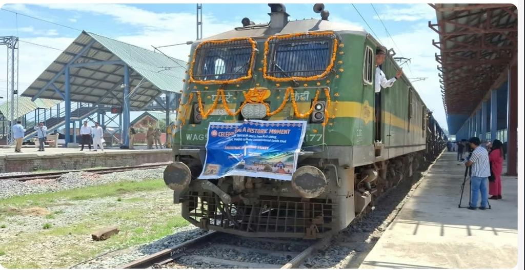 Kashmir’s apple growers find a new lifeline!
With the start of a daily parcel train from Badgam to Delhi, the valley’s finest produce will now reach markets faster, fresher &amp; at better value.
Thanks to PM <a href="/narendramodi/">Narendra Modi</a>, LG <a href="/manojsinha_/">Manoj Sinha</a> for this transformational step. #Kudos