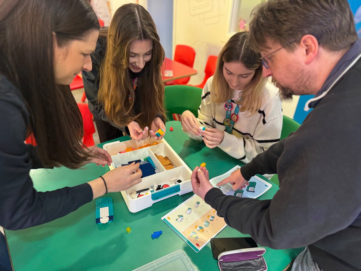 raisingrobots's tweet photo. 👩‍🏫Heads of Science, Science Leads & Science Teachers!
Join us @MagnaScience, Rotherham on 23 Oct pm for a FREE #LEGOEducation Science workshop.

🤩 Try inspiring lessons
🙌 Hands-on with NEW kits
🎁 Free LEGO gift!

👉 Grab your place today: https://t.co/DZiEhhgCE3
#MagnaScience #ScienceTeaching #STEM #SouthYorkshire