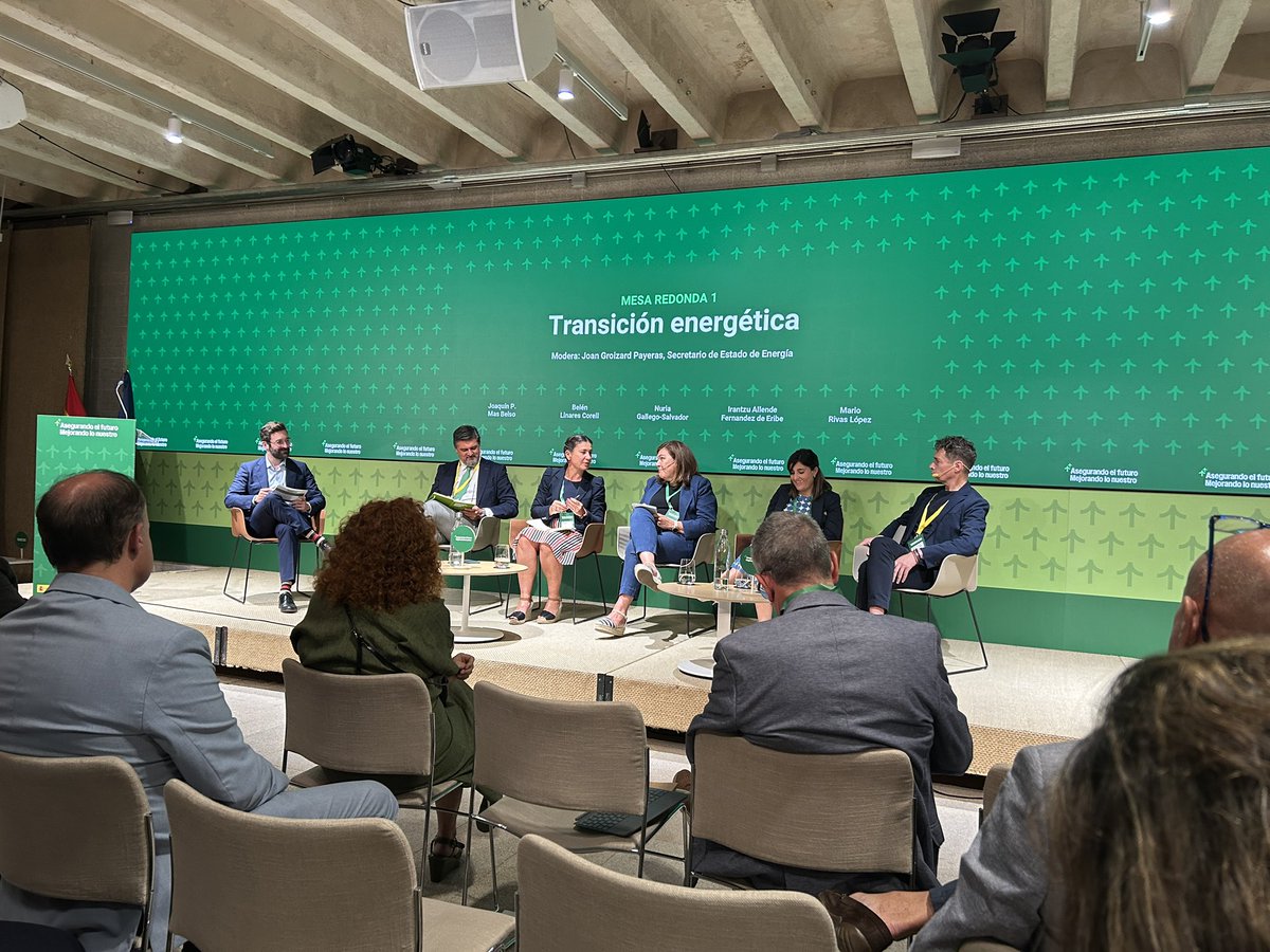 CENER_Energia's tweet photo. #Vertebraciónterritorial, #evonomiacircular, #eficienciaenergetica también en #BICs o #implicaciónciudadana, son algunos de los conceptos que se han tratado en la sesión dedicada a #TransicionEnergética que ha moderado el SE de Energía @mitecogob @j_groizard
@P_Recuperacion @FondosUE_Esp #FondosNextGen