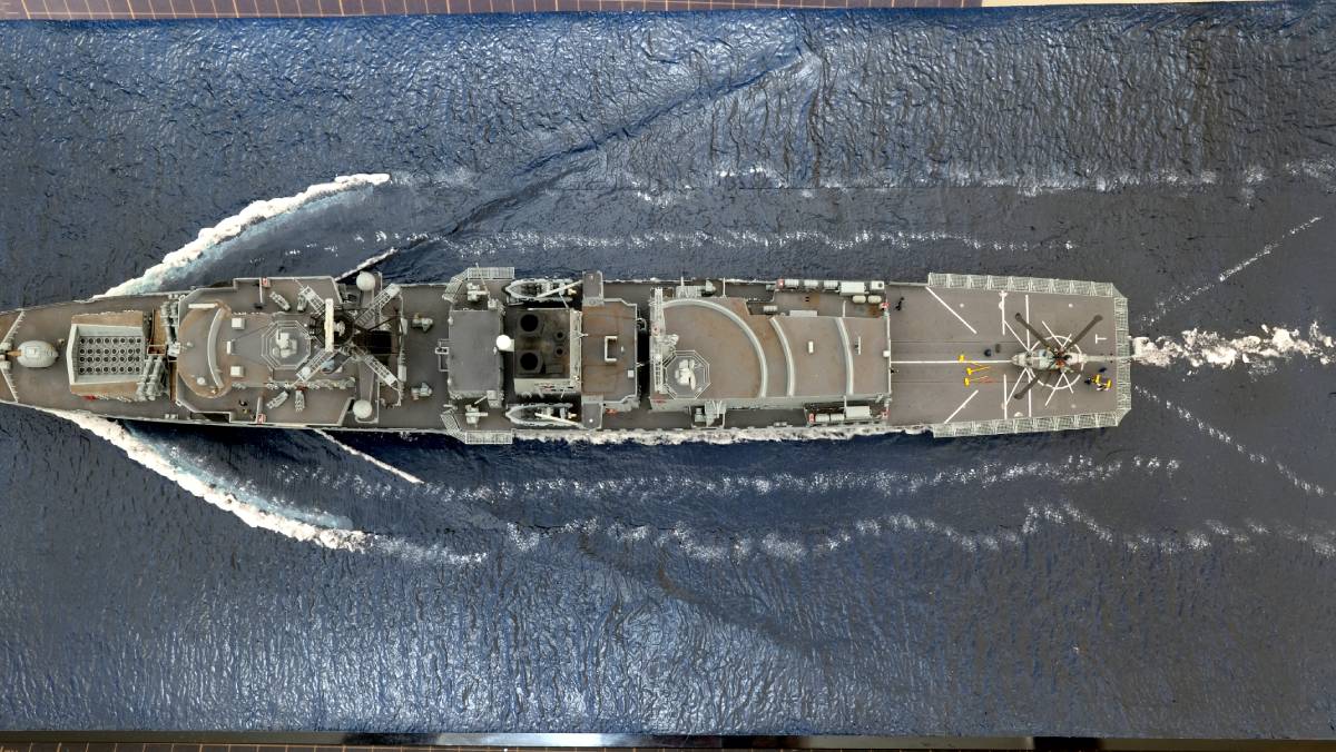 もう一度数枚の参考写真をじっくり眺め、各部の白波の位置やボリューム