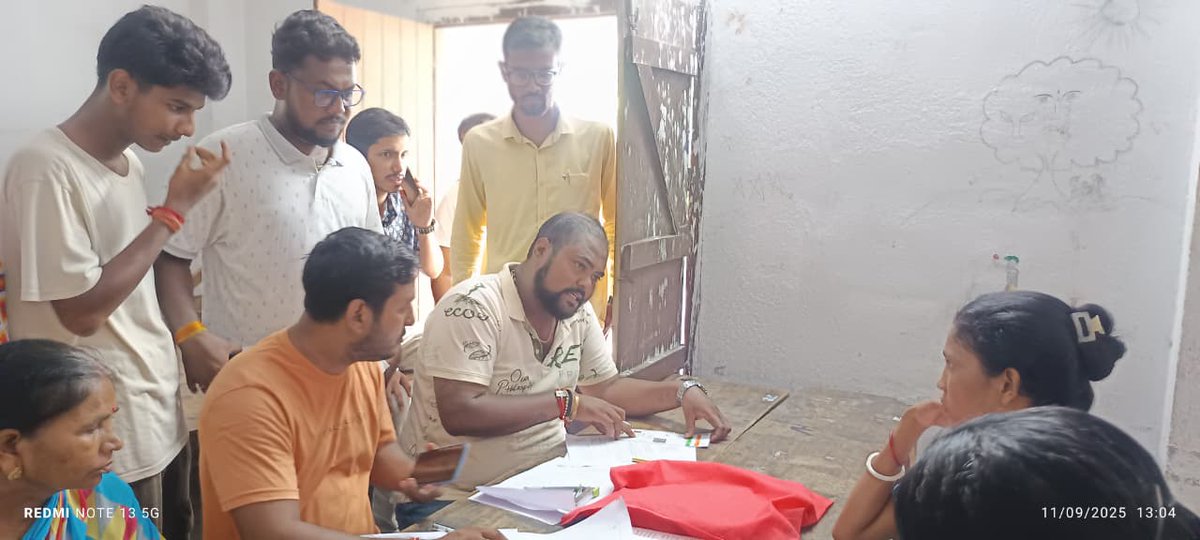 aitcshuvranshu's tweet image. আজ ইংরেজবাজার শহরের এক নম্বর ওয়ার্ডে বাদলমনি  স্কুলে আমাদের পাড়া আমাদের সমাধান ক্যাম্পে শহরের যুব দের নিয়ে উপস্থিত ছিলাম, সেখানে মানুষের ঢল ছিলো চোখে পড়ার মতো -- 
#AmaderParaAmaderSomadhan #TMYC
@AITCofficial @MamataOfficial @abhishekaitc