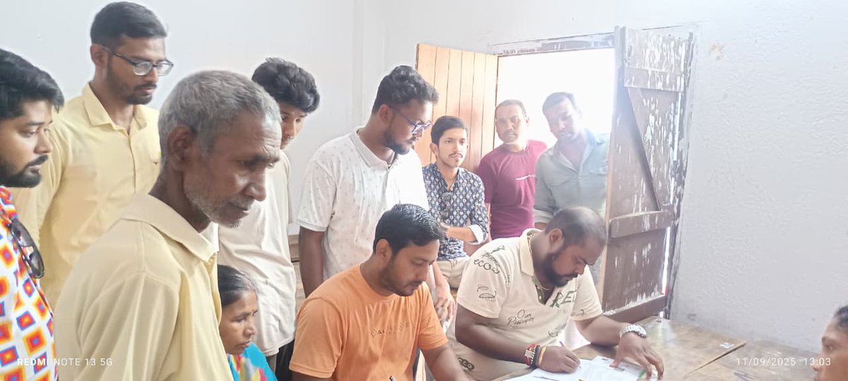 aitcshuvranshu's tweet image. আজ ইংরেজবাজার শহরের এক নম্বর ওয়ার্ডে বাদলমনি  স্কুলে আমাদের পাড়া আমাদের সমাধান ক্যাম্পে শহরের যুব দের নিয়ে উপস্থিত ছিলাম, সেখানে মানুষের ঢল ছিলো চোখে পড়ার মতো -- 
#AmaderParaAmaderSomadhan #TMYC
@AITCofficial @MamataOfficial @abhishekaitc