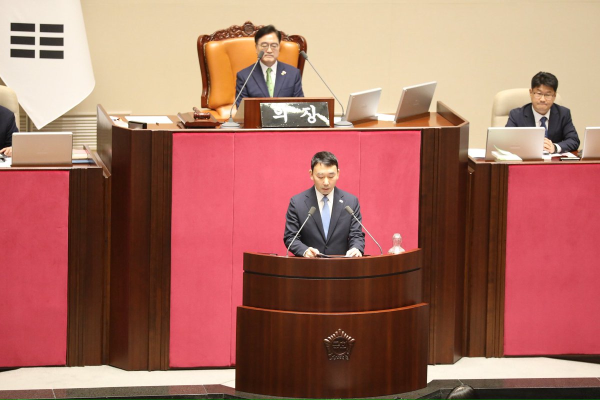 fopeopler's tweet photo. [김용민 의원실]

‘소��했다는 말과 동의했다는 말은 명백히 다른 말입니다.’

범죄자와의 합의는 피해자가 하는 것입니다.
지난 정권 윤석열과 김건희 그리고 그 일당들의 내란과 국정농단 범죄행위로 인해 아직까지 고통받고 있는 피해자는 바로 국민입니다.
 
국민은 아직 범죄자들로부터 사��도 제대로 받지 못했고, 그래서 용서하지 않고 있습니다. 오히려 국민은 합의 의사 없이 내란과 국정농단 범죄자 및 그 비호 세력들에 대하여 확실한 수사와 엄중한 처벌을 원하고 있습니다.

피해자인 국민이 허락하지 않는 한 국회는 위 범죄자와 그 범죄자를 비호하고 옹호하는 세력들과 합의하지 않겠습니다. 

오늘 상정되는 특검법 개정안이 바로 그 의지의 표명입니다.

한편, 윤석열과 김건희, 그리고 그 비호세력들의 내란범죄와 국정농단 범죄사실들은 수사가 진행될수록 계속 추가로 드러나고 있습니다. 하루가 멀다하고 새롭게 추가되는 범죄사실에 기존 특검법의 개정이 불가피합니다.

비상한 상황에는 비상한 조치를 취해야 합니다. 내란 범죄와 그 비호세력들의 범죄사실에 대한 재판은 일반 재판과 달라야 합니다. 이 재판은 위 범죄사실의 직접 피해자인 전국민이 배심원으로 참여하는 전국민 국민참여재판이 되어야 합니다. 

또한 재판의 공정성에 대해 이를 감시하고 견제하는 최종 권력자는 바로 국민입니다. 국민이 직접 감시와 견제를 통해 내란 재판이 정의를 실현하는 역사적인 재판이 되어야 합니다. 따라서 내란 재판은 반드시 중계되어야 합니다.

(2025.9.11.(목) 제429회 국회(정기회) 제4차 본회의 ‘3대 특검법 개정안’ 제안설명 발췌)