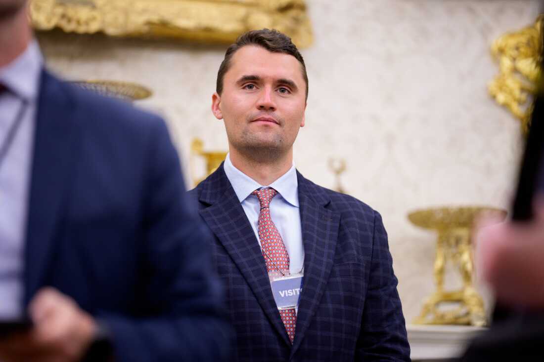 Vi fikk nettopp vite at Charlie Kirk er drept. Våre tanker går til hans familie og nærmeste i denne ufattelig tunge tiden.
Dette er en trist dag, ikke bare for hans venner og familien, men også for demokratiet. Når en stemme blir stilnet gjennom vold, er det et angrep på