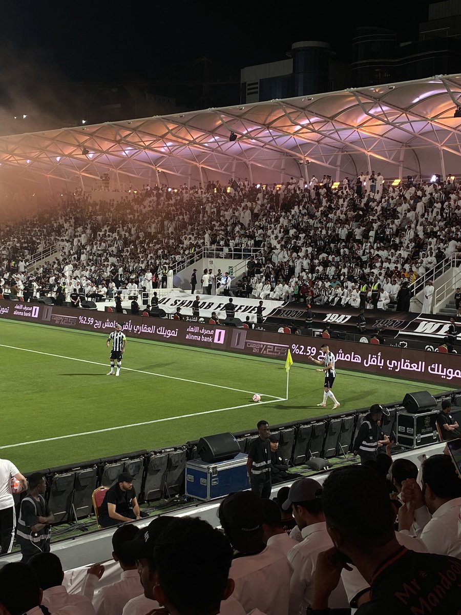 في هذه الحقبة الرياضية الصعبة على نادي #الشباب يجب أن يكون للمشجع الشبابي بعض المسؤولية، لا يمكن أن تُحدِث كل الجهود الفارق، بدون حضورك وتشجيعك ودعمك، الملعب هو الفيصل للعودة من الجديد والصعود إلى رأس المنافسة، طاقات اللاعبين ستتضاعف كل ما امتلأت المدرجات وعم فيها الضجيج. 🏟️🔥