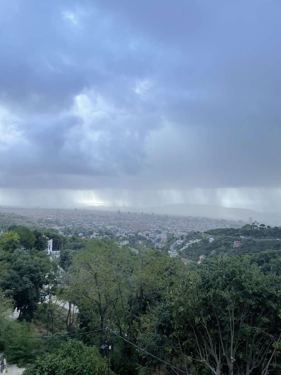 Tempestes que descarreguen damunt de Barcelona.  Durant el matí és aquesta zona i Maresme on es podrien donar alguns aiguats. <a href="/btveltemps/">btv el temps</a> <a href="/ElTemps_cat/">El Temps</a> @eltempsTV3