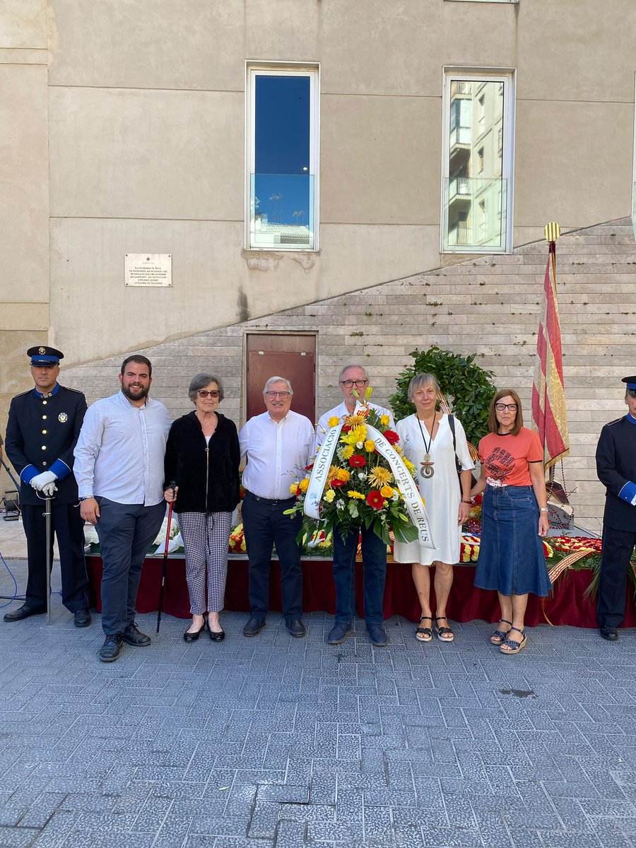 Avui, membres de la Junta de l’Associació hem participat a l’Acte Institucional de la Diada a la plaça Baluard, on hem realitzat la tradicional ofrena floral.🌺
💛Amb aquest gest, volem reafirmar el nostre compromís amb la cultura i amb el país.
#DiadaNacional #11deSetembre #Reus