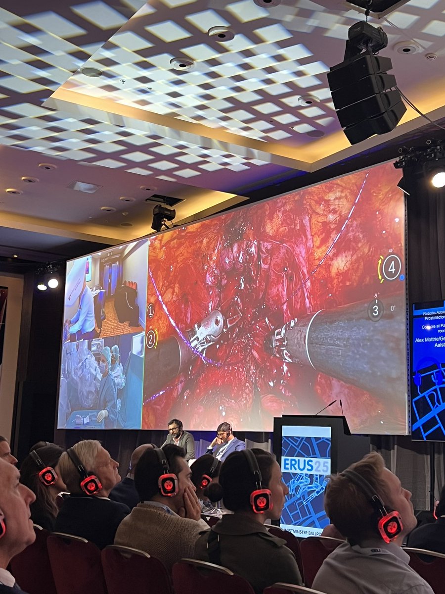 arturpaludo's tweet photo. Always great to see one of my mentors @alexmottrie shine! Yesterday, off-clamp sutureless RAPN. Today telesurgery RARP.
👏👏👏 @orsiacademy @Uroweb #erus25 https://t.co/9mvrQhSnlo