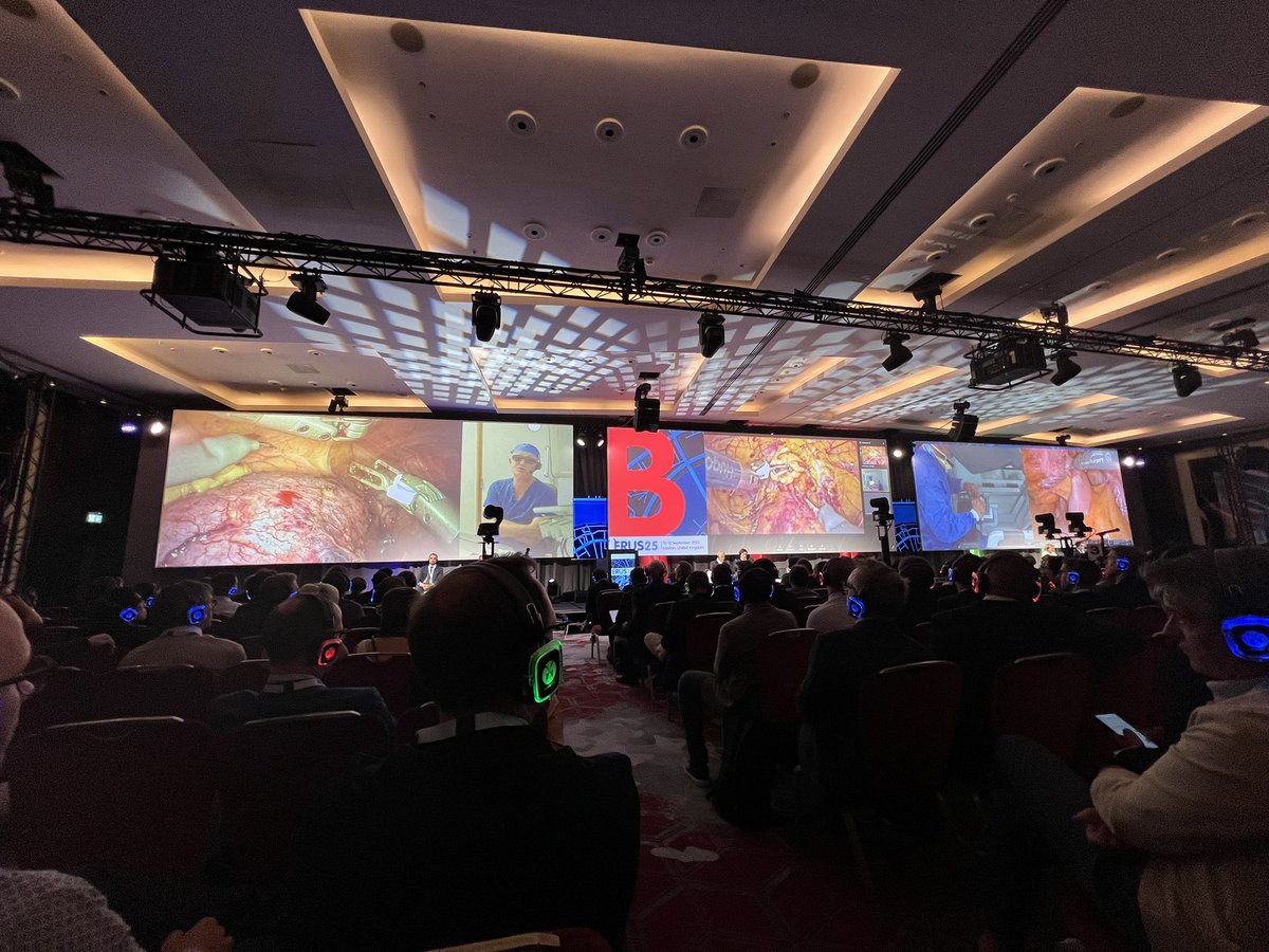 arturpaludo's tweet photo. Always great to see one of my mentors @alexmottrie shine! Yesterday, off-clamp sutureless RAPN. Today telesurgery RARP.
👏👏👏 @orsiacademy @Uroweb #erus25 https://t.co/9mvrQhSnlo