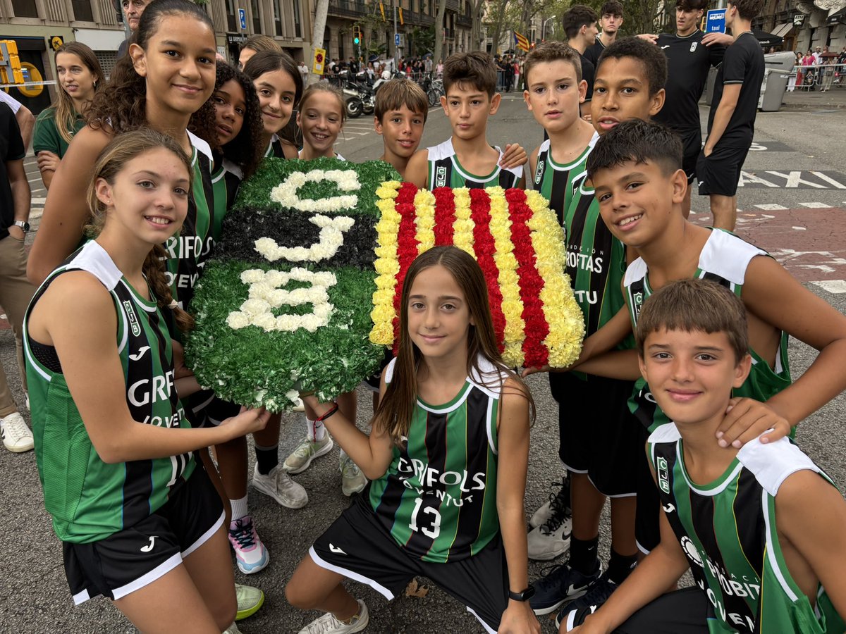 Penya1930's tweet photo. 💚🖤 Bona Diada de Catalunya a tothom! 

💐 L’expedició del Club Joventut Badalona ja ha fet l'ofrena floral al monument de Rafael Casanova #Diada2025

#CityOfBadalona https://t.co/uWFfLCeQkZ