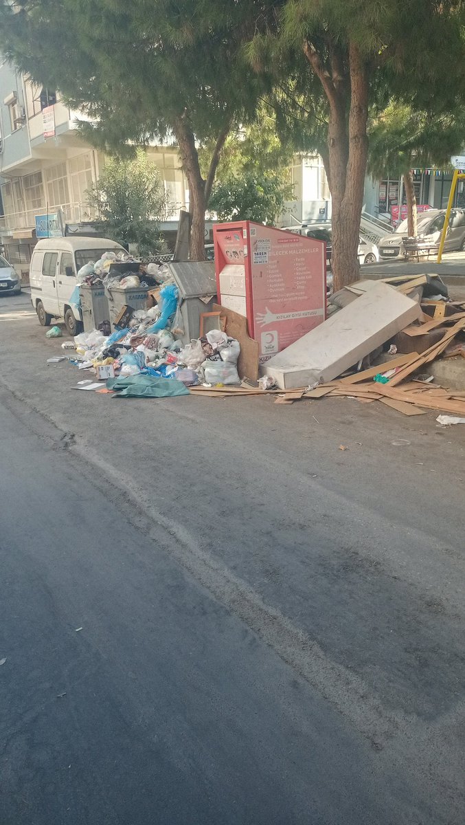 Harmandalı çöplüğünün kapatılması için yıllardır insanlar mücadele ediyor. Uzmanlar, çöplüğün ömrünü doldurduğunu ve yaklaşan çevre felaketine dikkat çekiyordu. Peki belediye bu süreçte ne yaptı? Koca bir hiç! Önce “neden böyle oldu” diye araştırılsaydı keşke.