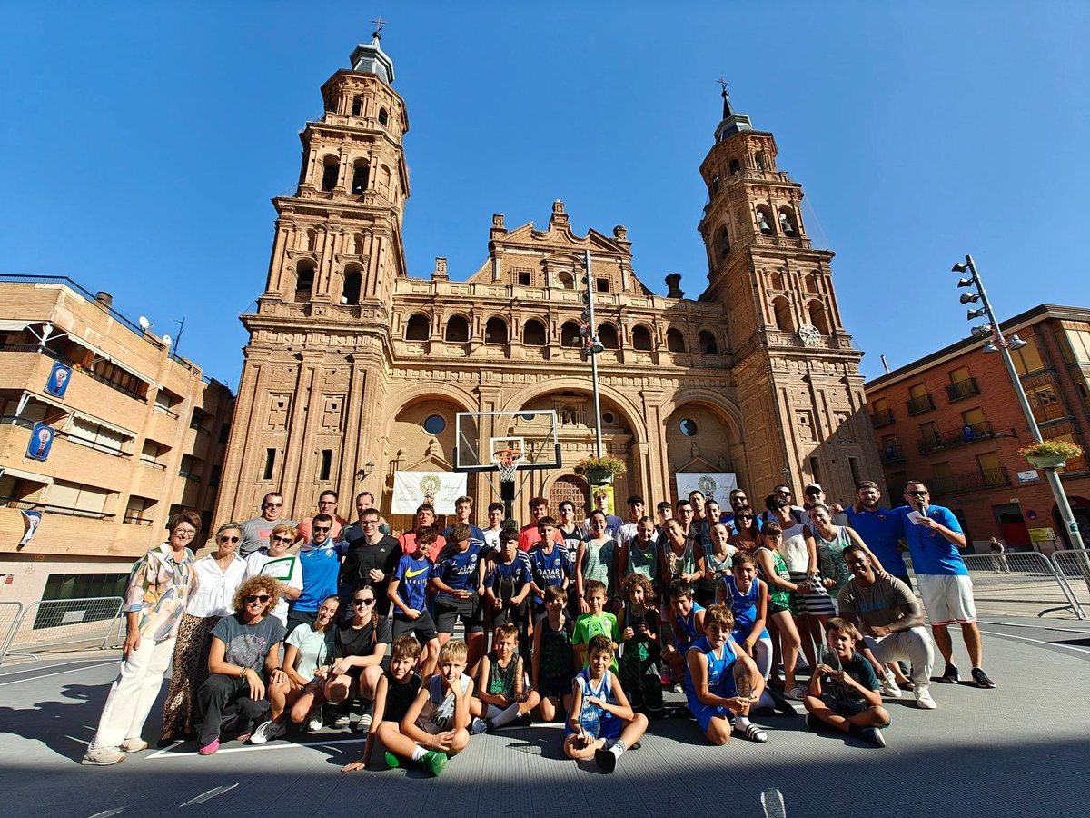 riojadeporte's tweet photo. II Torneo Solidario Chevi en Alfaro. La Plaza de España de Alfaro acogió la 2ª edición del Torneo Memoria Solidario Chevi 3x3, para recaudar fondos para la Asociación Alfajóresis, que da apoyo a los misioneros alfareños repartidos por el mundo. 
#lariojadeporte #rioja #deporte https://t.co/AyZPEbmajO