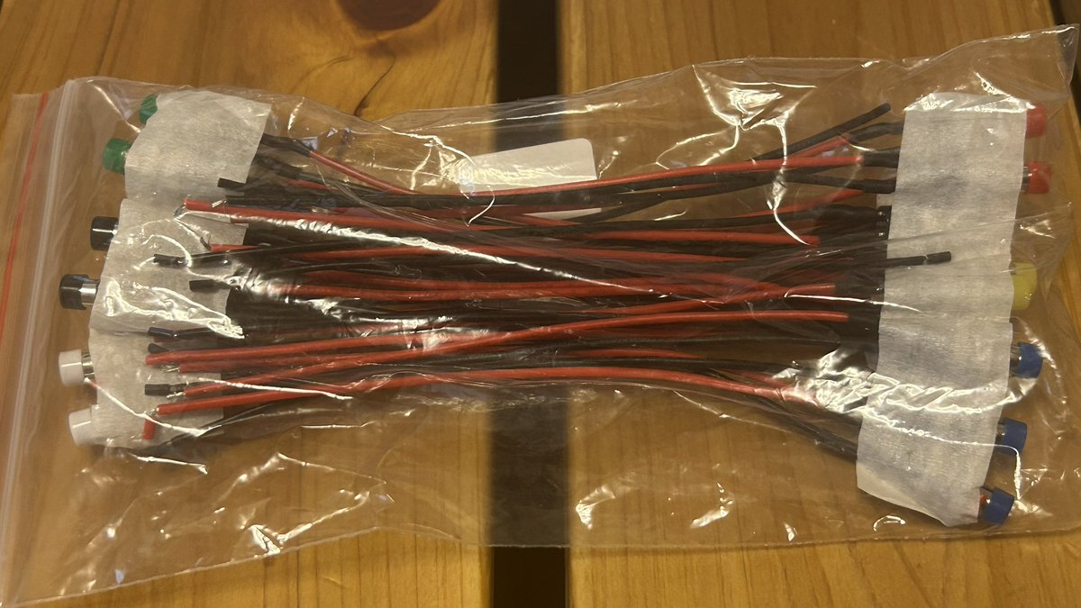 Hayasaka_RA109's tweet image. Amazonからスイッチ類のボタンが届いたのでG25にハンダで付けたが…
結局ボタンは反応しなかった…
配線は間違ってないと思うけどな…
とりあえず現状このボタンは飾りです。
#ハンコン #G25 #レースゲーム #レースシム