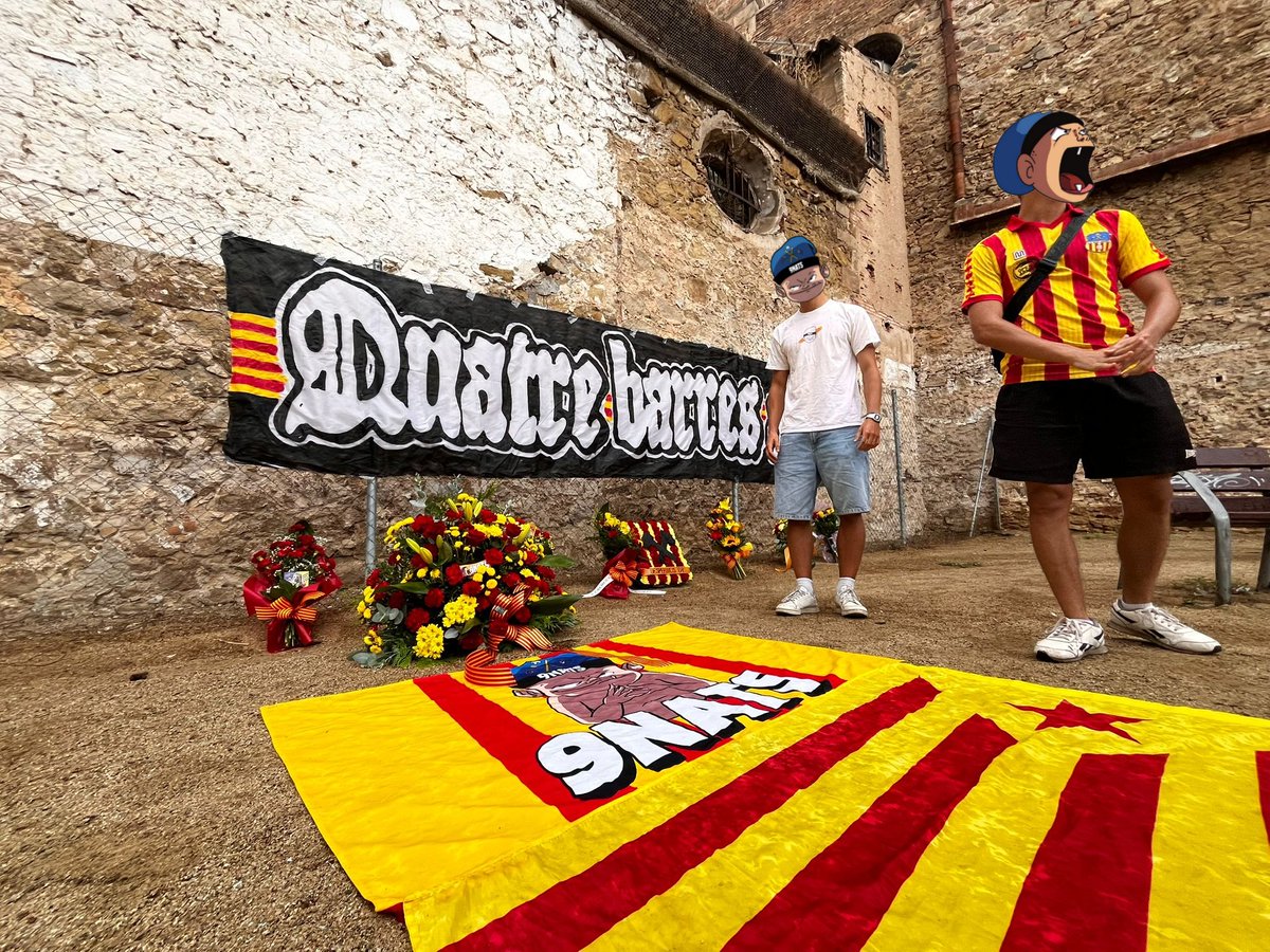 Avui per celebrar la Diada, assistim amb la nostra ofrena floral a l'acte organitzat per <a href="/Desperdicis/">Desperdicis 07</a> i la <a href="/fedpenyesuesa/">Federació Penyes UE Sant Andreu</a>.

La nostra penya i la nostra gent, sempre compromesa amb el país i la defensa de la nostra terra i les quatre barres.

BONA DIADA DE CATALUNYA