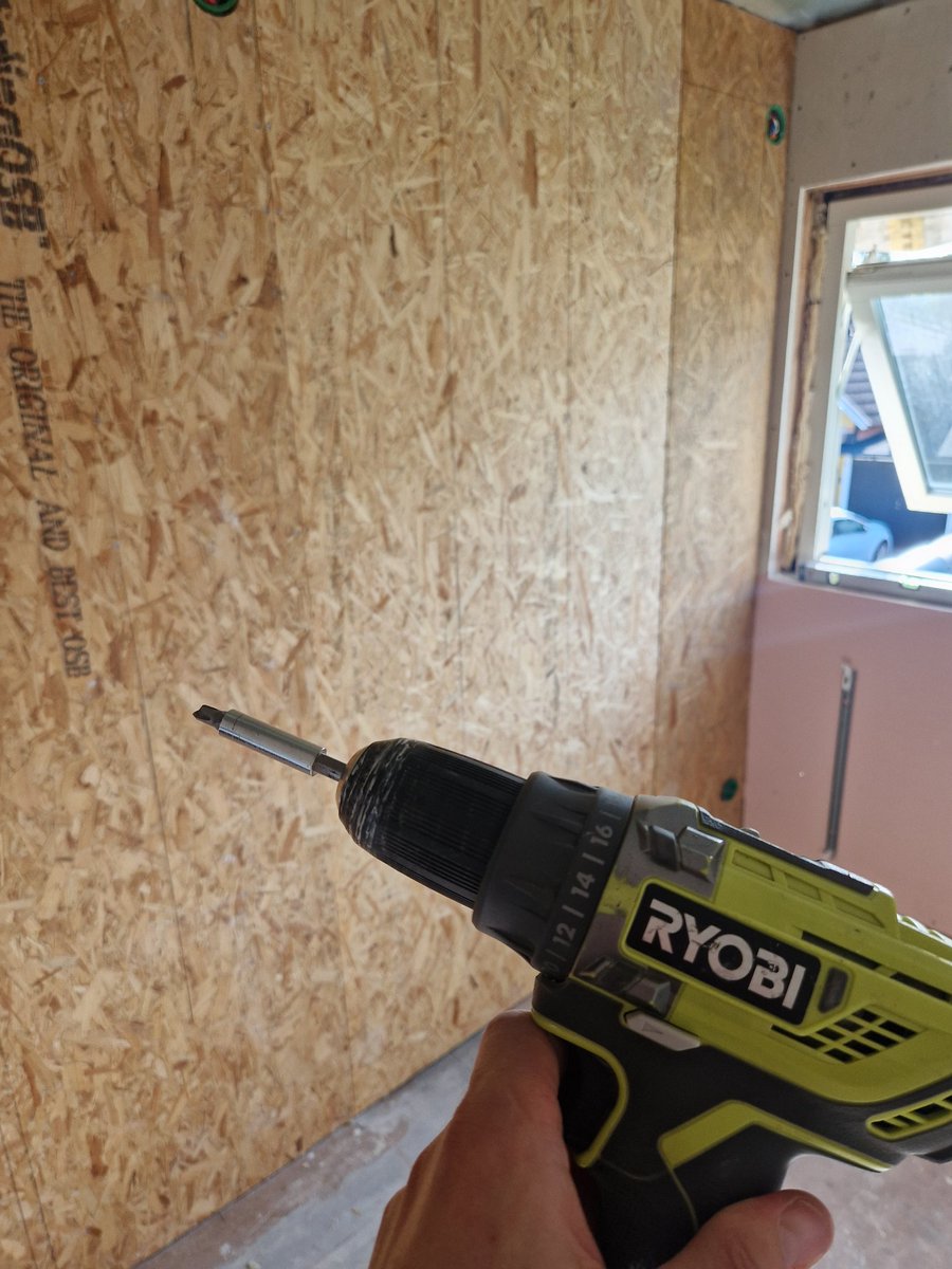 Fyra fina år och diverse renoveringar mäktade mina Ryobi skruvdragare med, innan den kastade in handduken igår i projekt barnens sovrum. 🫡