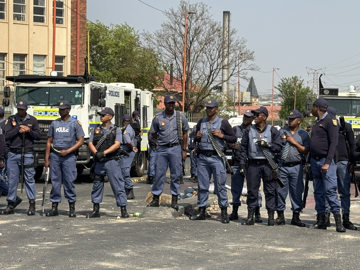 KhomolaNhlanhla's tweet image. Coronationville residents have once again taken to the streets, protesting for water. Gauteng Provincial Commissioner Tommy Mthombeni says he feels disrespected after Zandile Dabula from Operation Dudula accused the cops of being incompetent. @dailysunsa 
#JoburgWater
#Coronation