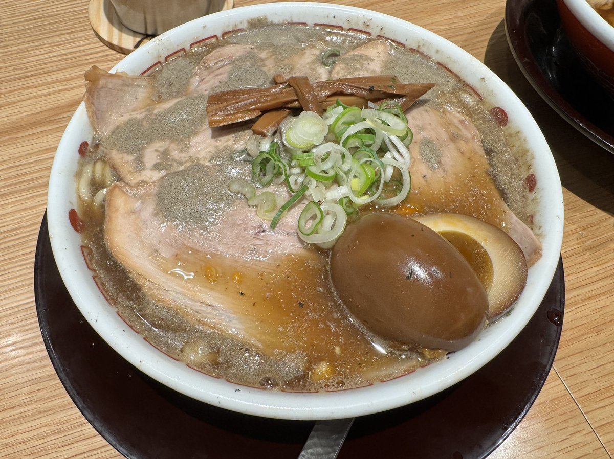 setagayalocal's tweet photo. 東京駅に8月オープンした津軽煮干 ひらこ屋いってきた！こいくちもあっさりも両方ナチュラルな煮干しテイストで美味かった……満足 https://t.co/UFHmVR0q4g