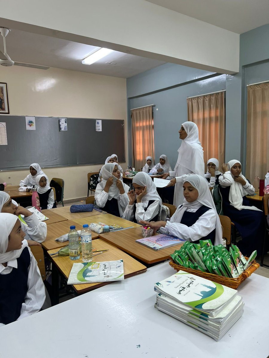 MarejSchool's tweet photo. قدمت ممرضة الصحة المدرسية بالتعاون مع أخصائية الاجتماعية بالمدرسة محاضرة عن النظافة الشخصية بتاريخ: ٢٠٢٥/٩/١٠ لطالبات الصف السابع /٢/٦/٥ https://t.co/c0YMm3TziN