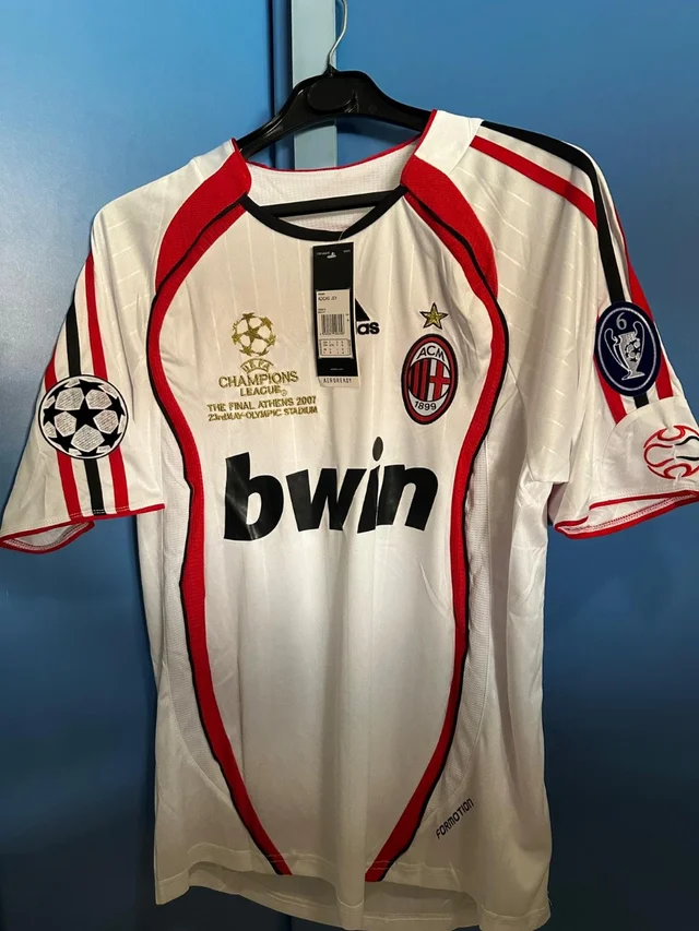 VendoCamisRetro's tweet photo. 👉 Disponible: Camiseta retro de Kaká (Milan 2006/07)
📏 Talla M – Estado: Nueva
💶 33€

#CamisetaRetro #FútbolRetro #Kaká https://t.co/rIyUMpREKU
