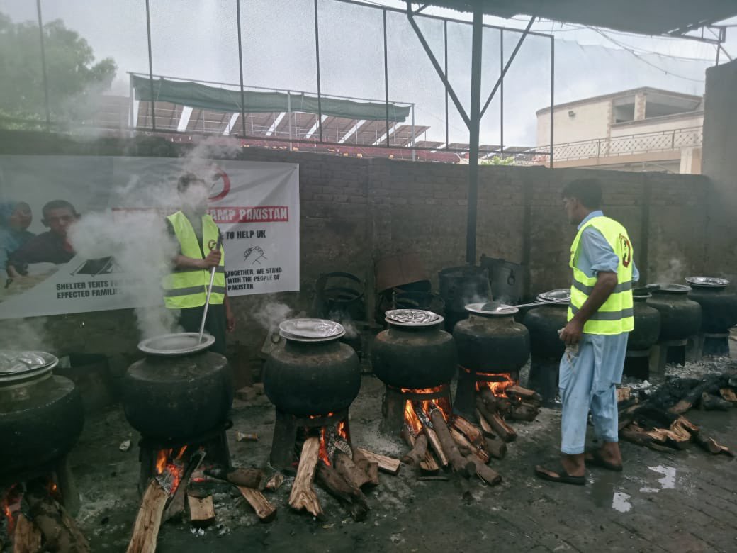 TimetoHelpUK's tweet image. Today, our team distributed hot meals to over 500 people in Pakistan 🇵🇰 who have been severely affected by the devastating floods. ❤️‍🩹😢

🍲 Nutritious hot meals provided comfort in a time of great hardship
👨‍👩‍👧‍👦 Hundreds of individuals, including children and the elderly, received…