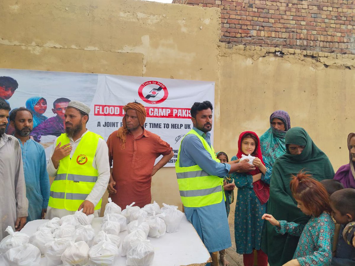 TimetoHelpUK's tweet image. Today, our team distributed hot meals to over 500 people in Pakistan 🇵🇰 who have been severely affected by the devastating floods. ❤️‍🩹😢

🍲 Nutritious hot meals provided comfort in a time of great hardship
👨‍👩‍👧‍👦 Hundreds of individuals, including children and the elderly, received…