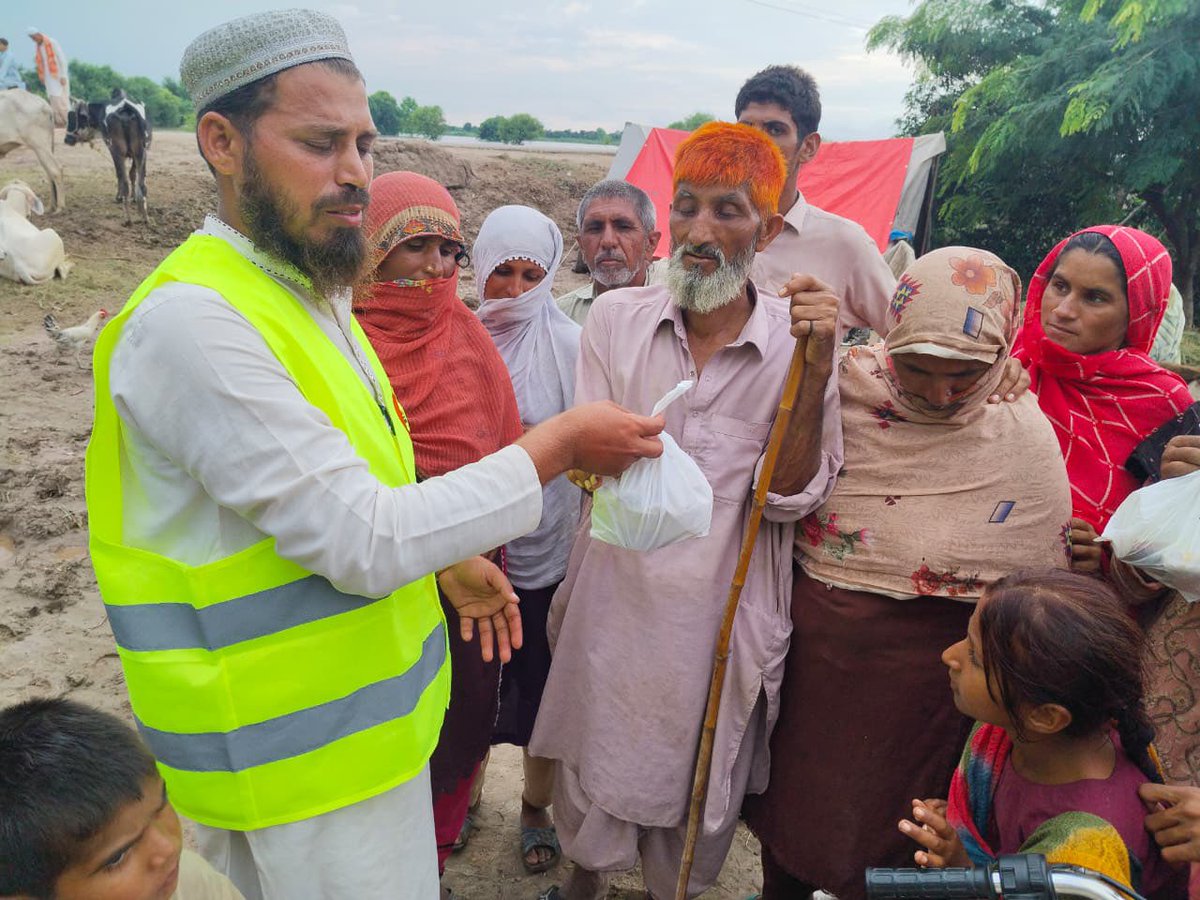 TimetoHelpUK's tweet image. Today, our team distributed hot meals to over 500 people in Pakistan 🇵🇰 who have been severely affected by the devastating floods. ❤️‍🩹😢

🍲 Nutritious hot meals provided comfort in a time of great hardship
👨‍👩‍👧‍👦 Hundreds of individuals, including children and the elderly, received…