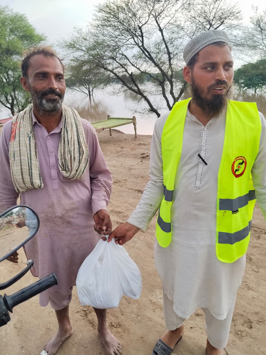 TimetoHelpUK's tweet image. Today, our team distributed hot meals to over 500 people in Pakistan 🇵🇰 who have been severely affected by the devastating floods. ❤️‍🩹😢

🍲 Nutritious hot meals provided comfort in a time of great hardship
👨‍👩‍👧‍👦 Hundreds of individuals, including children and the elderly, received…