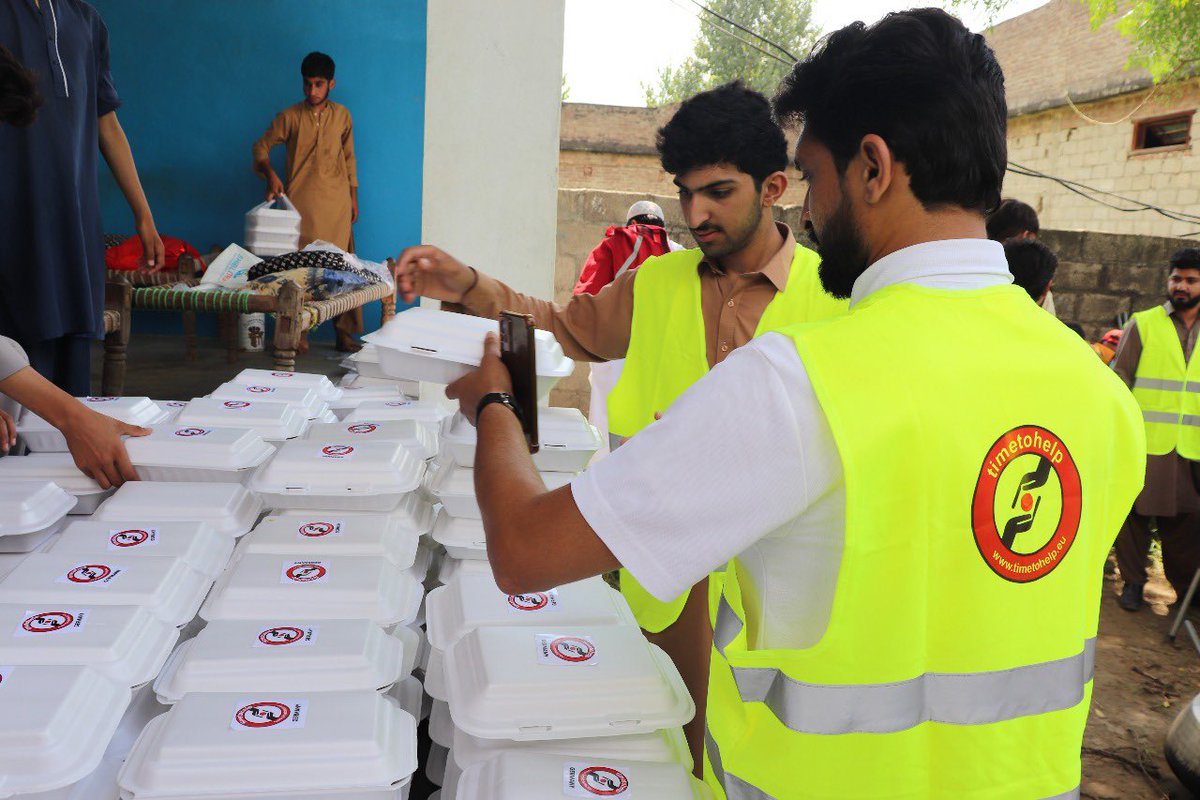 TimetoHelpUK's tweet image. 🇵🇰 Pakistan Flood Relief Update

Thanks to your generous donations, our team has been on the ground delivering life-saving aid to families affected by the devastating floods. 💛

🍚 Hundreds of hot meals have been served
🛖 Families received tents for shelter
🥖 Food packages…