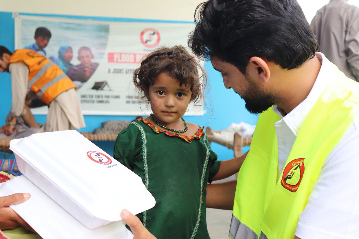 TimetoHelpUK's tweet image. 🇵🇰 Pakistan Flood Relief Update

Thanks to your generous donations, our team has been on the ground delivering life-saving aid to families affected by the devastating floods. 💛

🍚 Hundreds of hot meals have been served
🛖 Families received tents for shelter
🥖 Food packages…