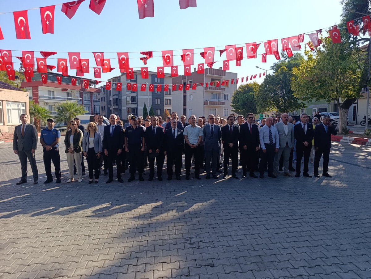 Soma’da 2025-2026 Eğitim-Öğretim Yılı İlköğretim Haftası coşkulu törenlerle kutlandı. 11 Eylül’deki Çelenk Sunma Töreni’nde İlçe Millî Eğitim Müdürü Mustafa Dikici ve öğretmenler, Atatürk Anıtı’na çelenk sundu. Tören, saygı duruşu ve İstiklal Marşı ile tamamlandı.